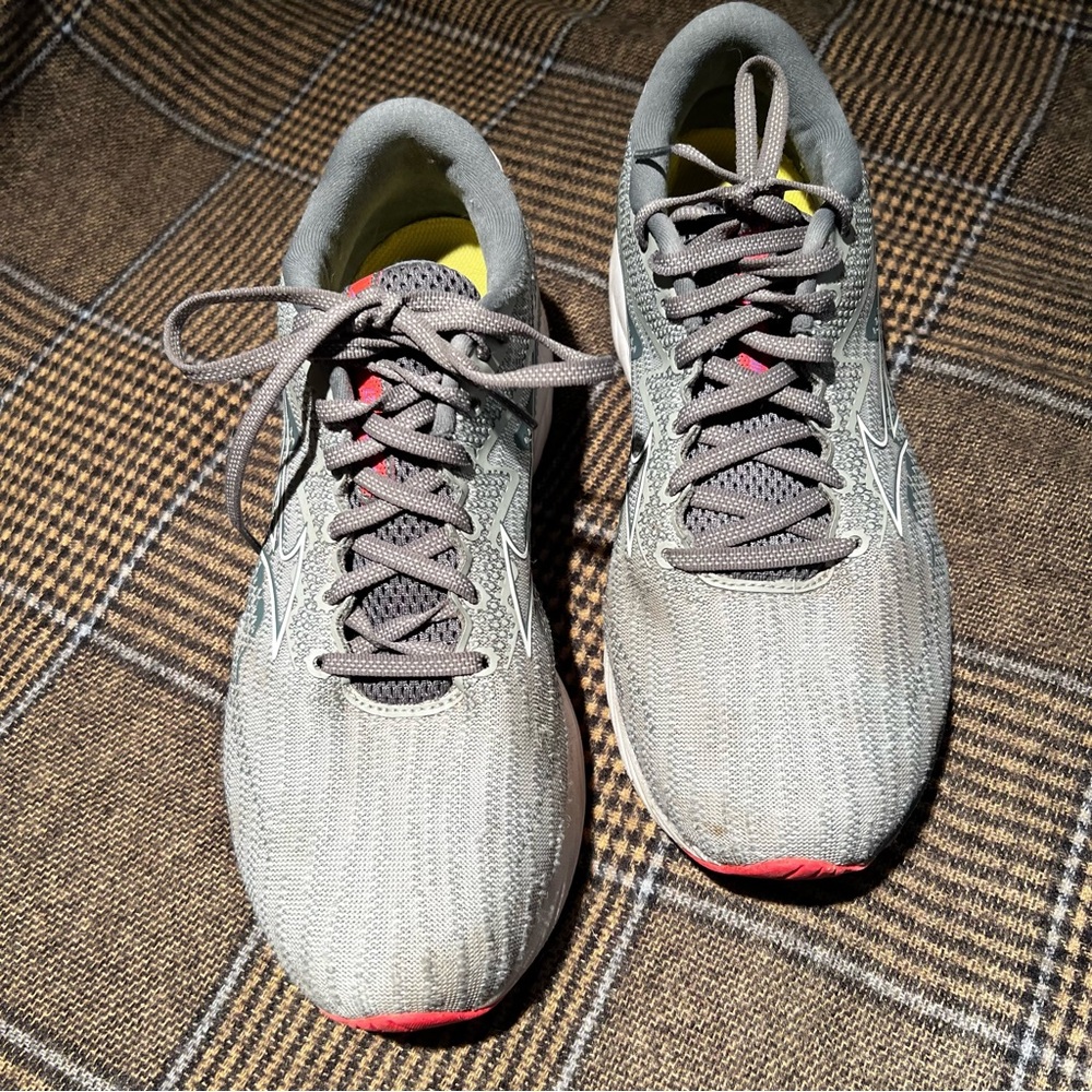 Women’s Mizuno Wave Rider running shoe 10D - Picture 2 of 5